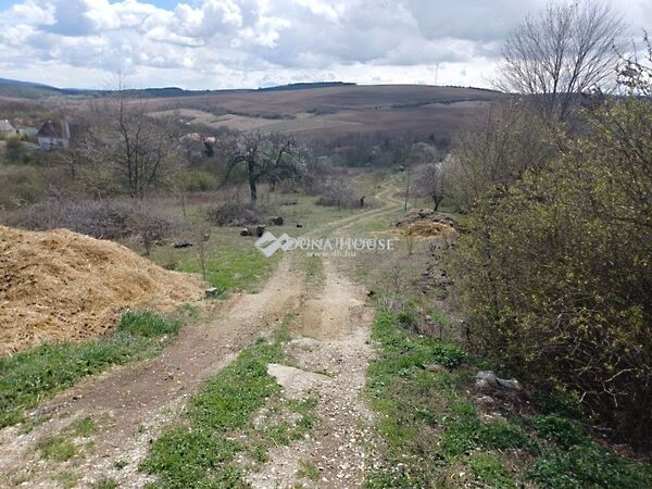 Eladó földterület Úny