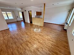 Kiadó üzleti Maglód