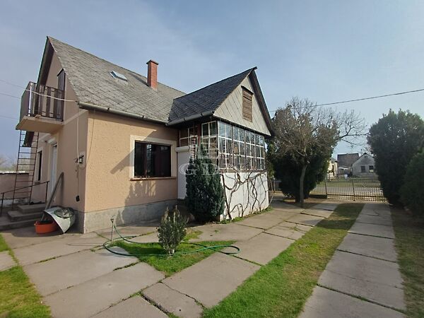 Eladó ház Érsekcsanád