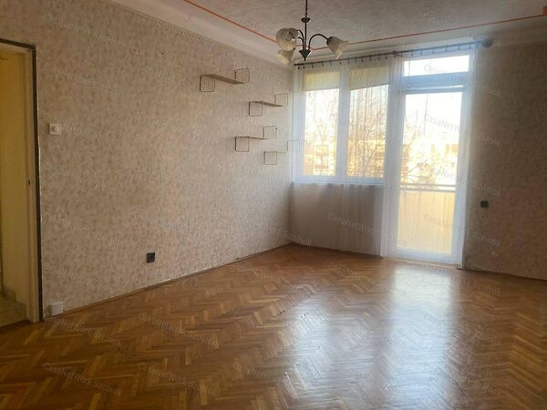 Eladó lakás Szolnok