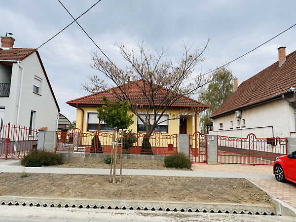 Eladó ház Újhartyán