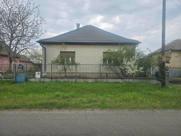 Eladó ház Újszilvás