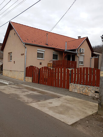 Eladó ház Alsónána