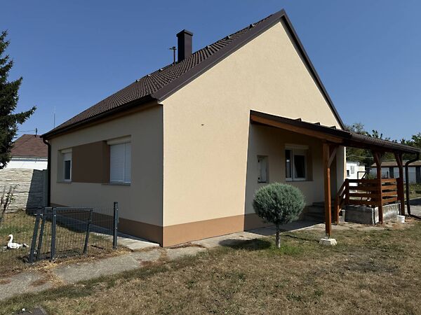Eladó ház Újrónafő