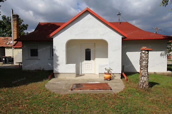 Eladó ház Győrság