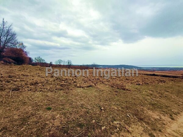 Eladó földterület Balatoncsicsó