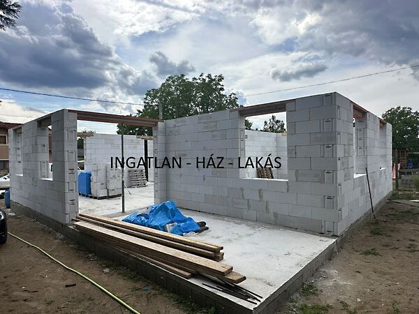 Eladó ház Csörög