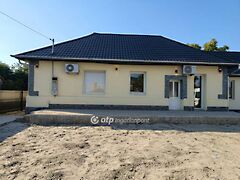 Eladó ház Újszász